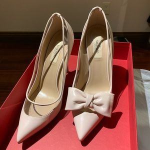 Beautiful *NEW* Valentino heels!! size 38